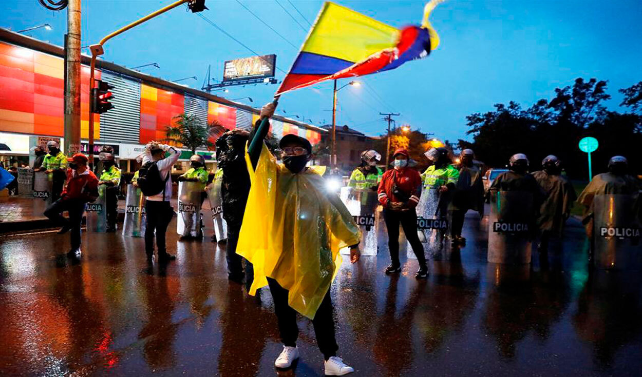 Este lunes, los manifestantes llegaron al barrio donde tiene su residencia el presidente de Colombia Iván Duque en una nueva jornada de protestas. Foto: EFE