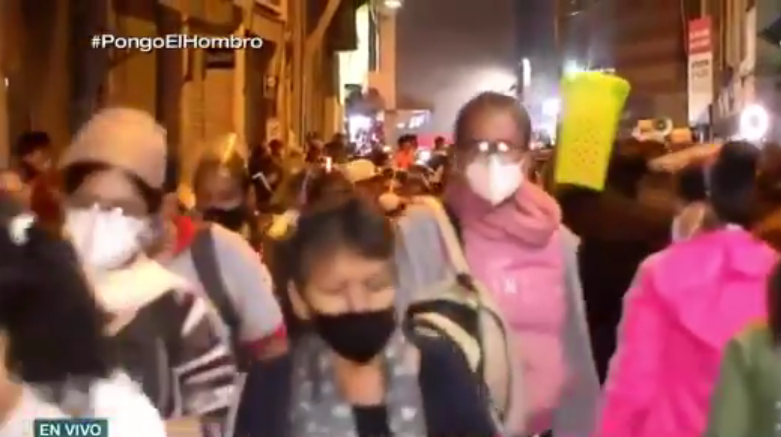 Personas no respetan el distanciamiento y usan mal la mascarilla. Foto: TVPerú/ captura