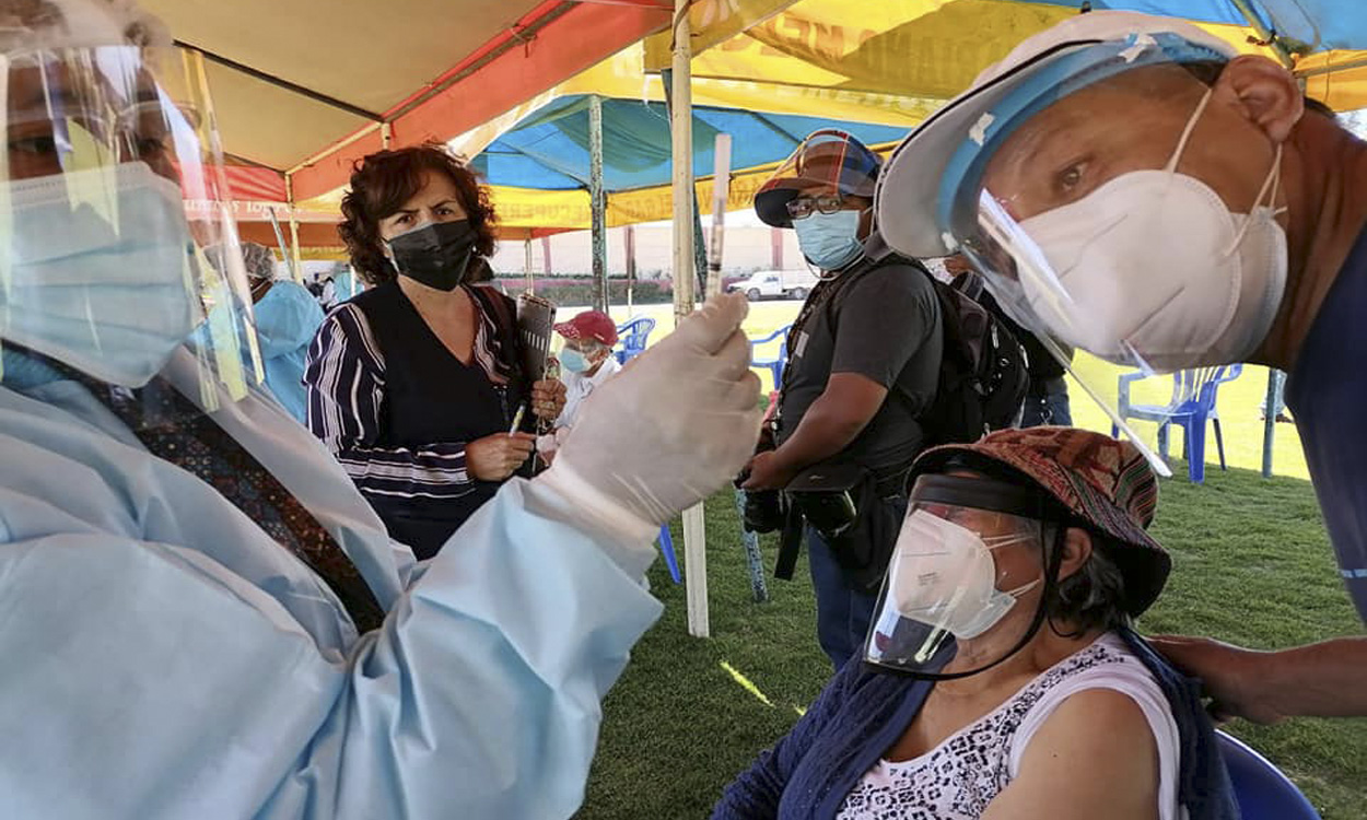 Vacunadores tendrán que mostrar jeringa llena antes de aplicar dosis. Foto: Fiscalía Arequipa
