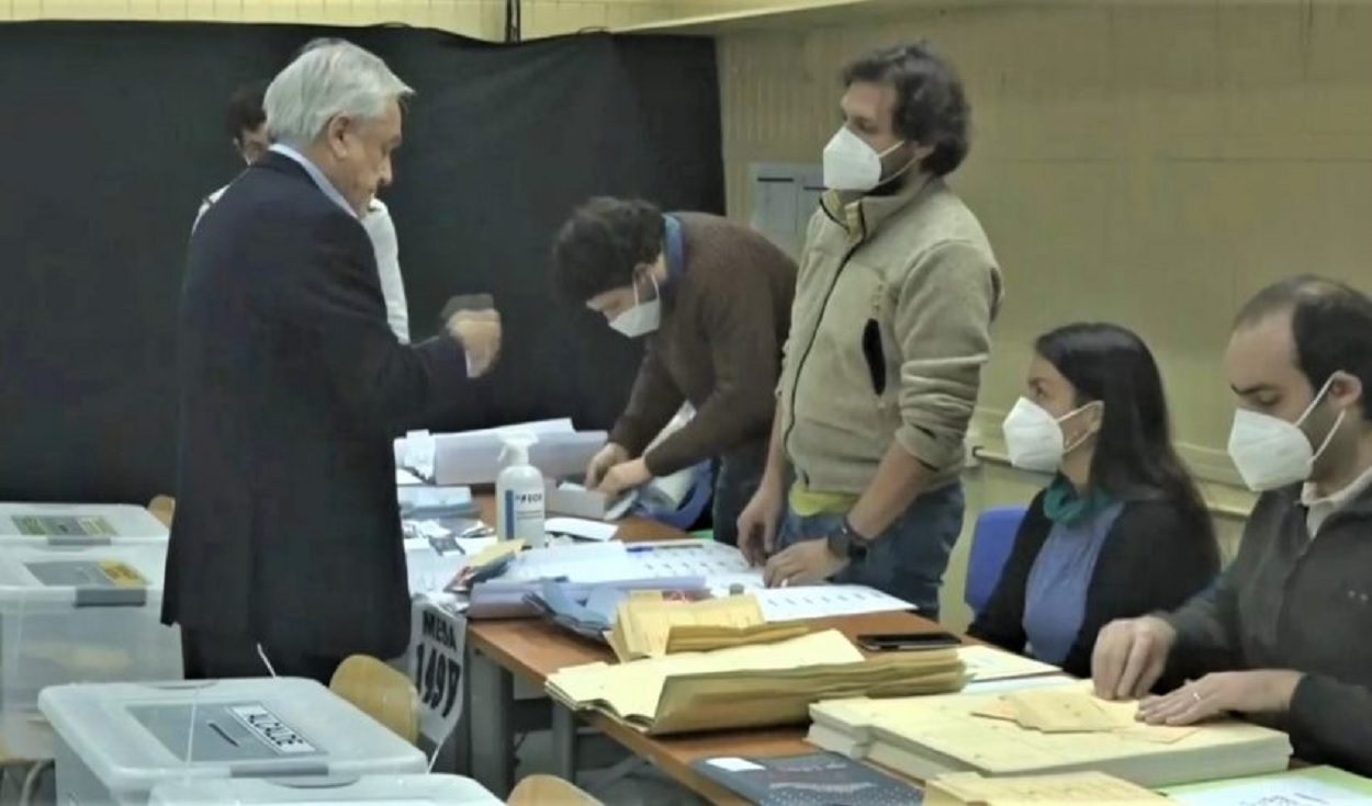 Medios locales notaron que el presidente Piñera se demoró unos cinco minutos en votar. Chile elige por primera vez alcaldes, concejales, gobernadores regionales y constituyentes. Foto: difusión