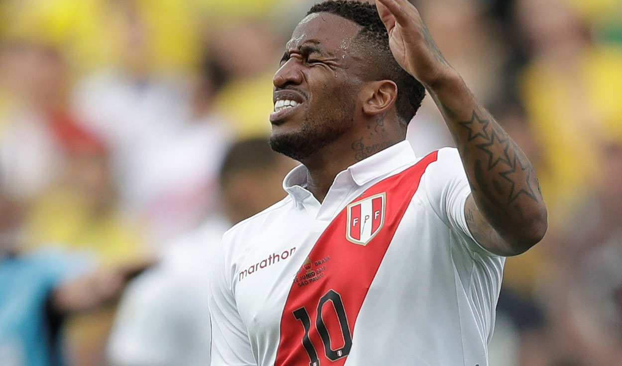 Jefferson Farfán fue operado de una de sus rodillas a finales del 2020. Foto: EFE.