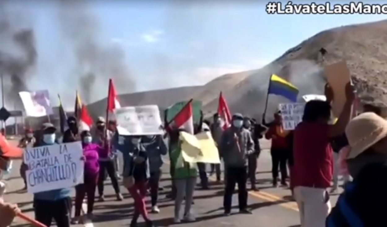 Según el alcalde del distrito, Abelardo Hernández Quispe, los manifestantes están permitiendo el paso de vehículos con perecibles y ambulancias. Foto: captura de Canal N