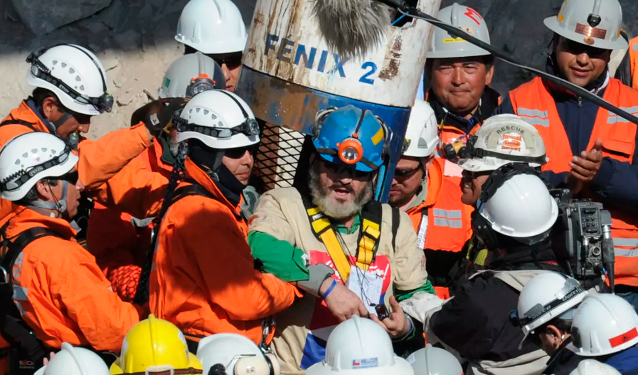 Después de 69 días, todos los mineros fueron rescatados sanos y salvos a través de una perforación que se realizó en la mina y por la cual se introdujo una cápsula de metal desde la que emergieron uno a uno. Foto: AFP