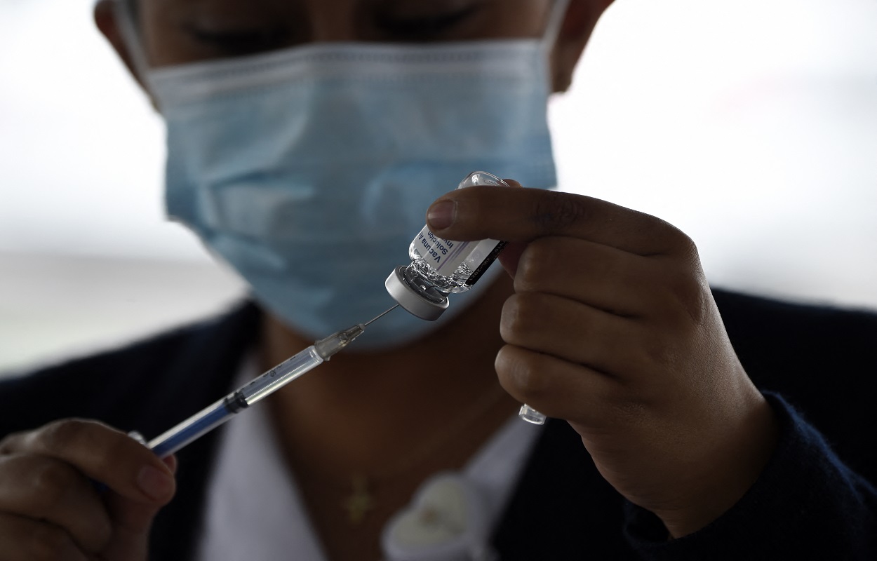 A nurse prepares a dose of the AstraZeneca vaccine against Covid-19 in Tlalnepantla de Baz, Mexico state, Mexico, on May 26, 2021. - Mexico, the forth worst-affected country by the COVID-19 pandemic with 223,507 deaths by May 31, 2021, holds midterm elections on June 6, 2021. (Photo by Alfredo ESTRELLA / AFP)
