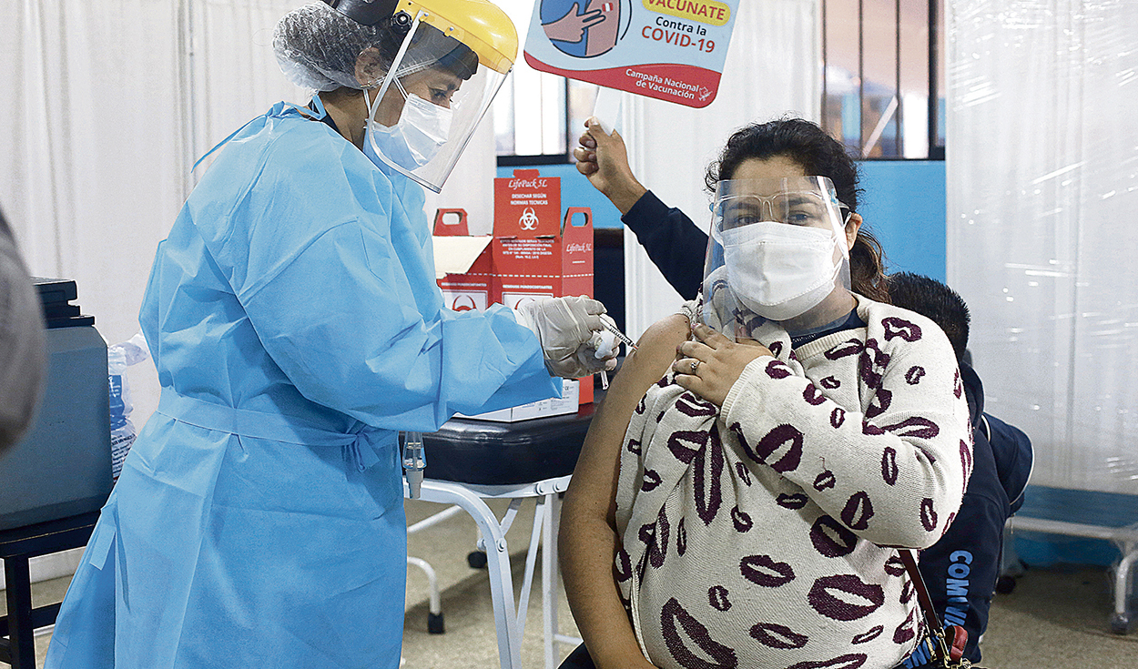 Protegidas. Las gestantes mayores de 18 años ya están recibiendo la vacuna contra el Covid-19 en Lima y Callao. Foto: Félix Contreras/La República