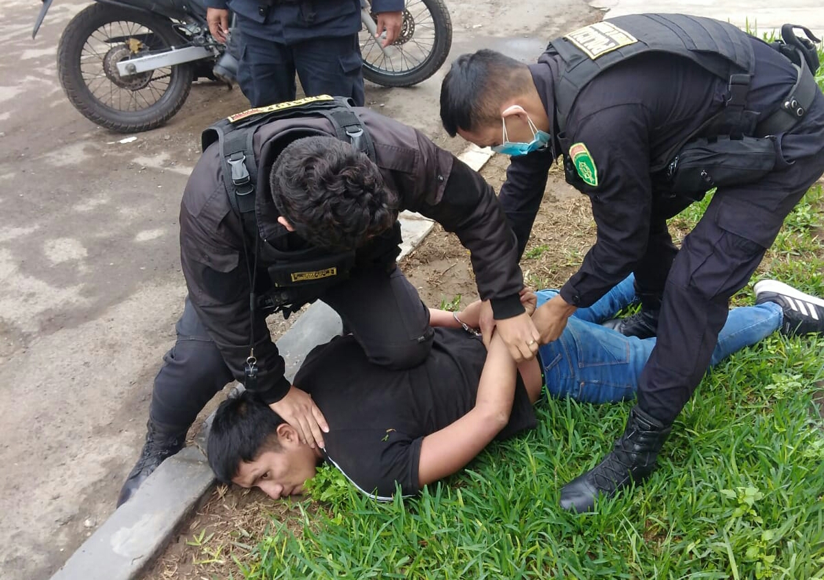 Trujillo: detienen a tres sujetos en pleno pase de droga