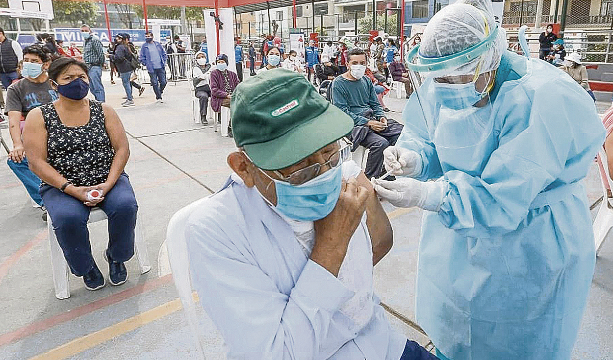 Ponen el hombro. Este mes se terminará de inmunizar a los adultos mayores de 60 años. El siguiente grupo serán los que tienen entre 50 y 59 años, alrededor de 3,3 millones de peruanos. Foto: LR