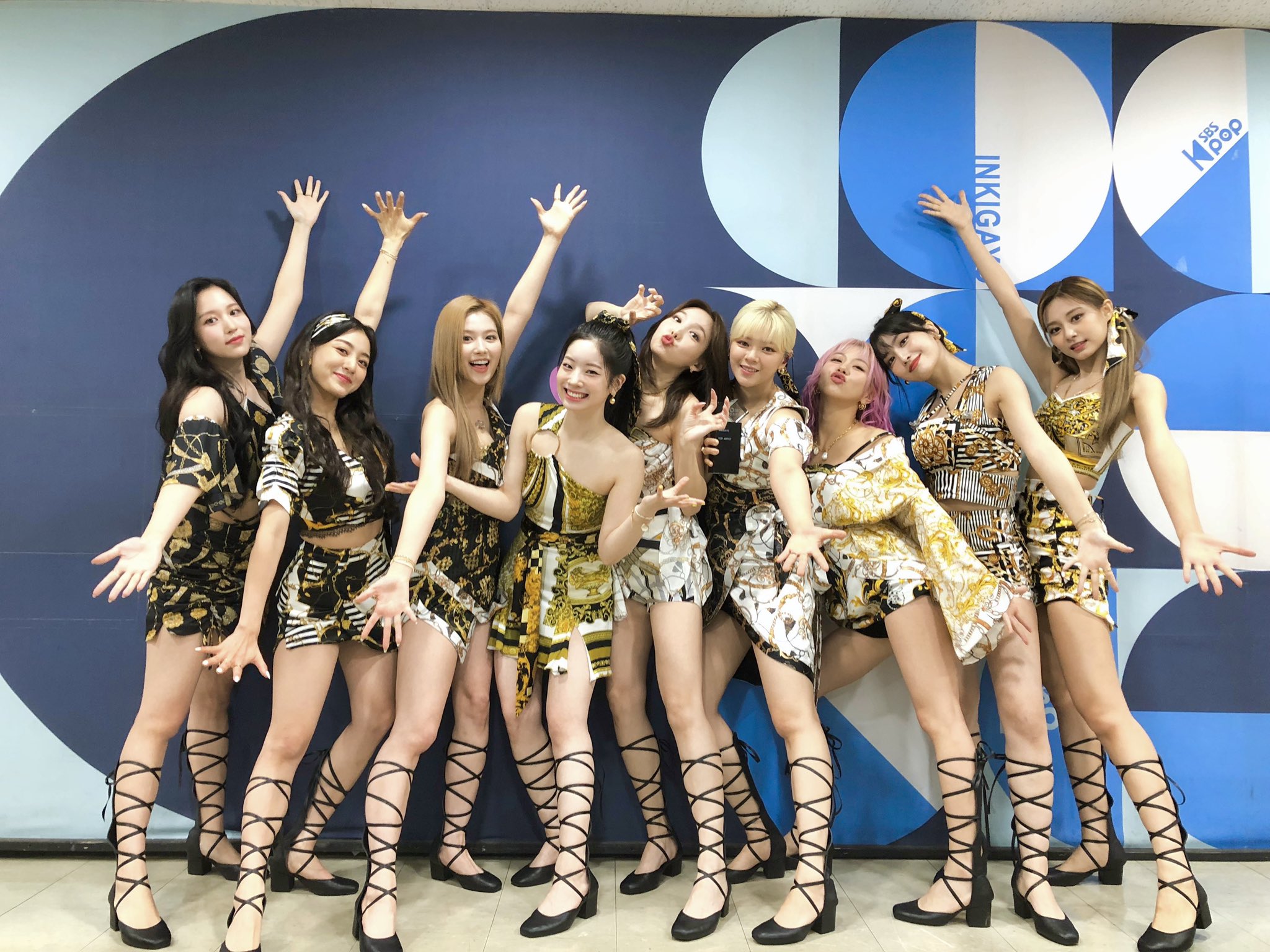 Mina, Jihyo, Sana, Dahyun, Nayeon, Jeongyeon, Chaeyoung, Momo y Tzuyu en el backstage de Inkigayo. Foto: SBS