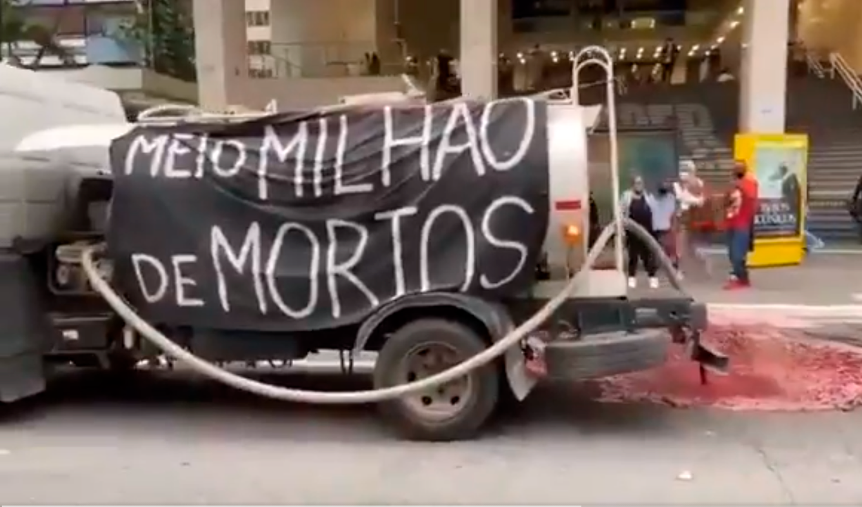 'Medio millón de muertos', rezaba un mensaje que colgaba del camión cisterna. Foto: captura