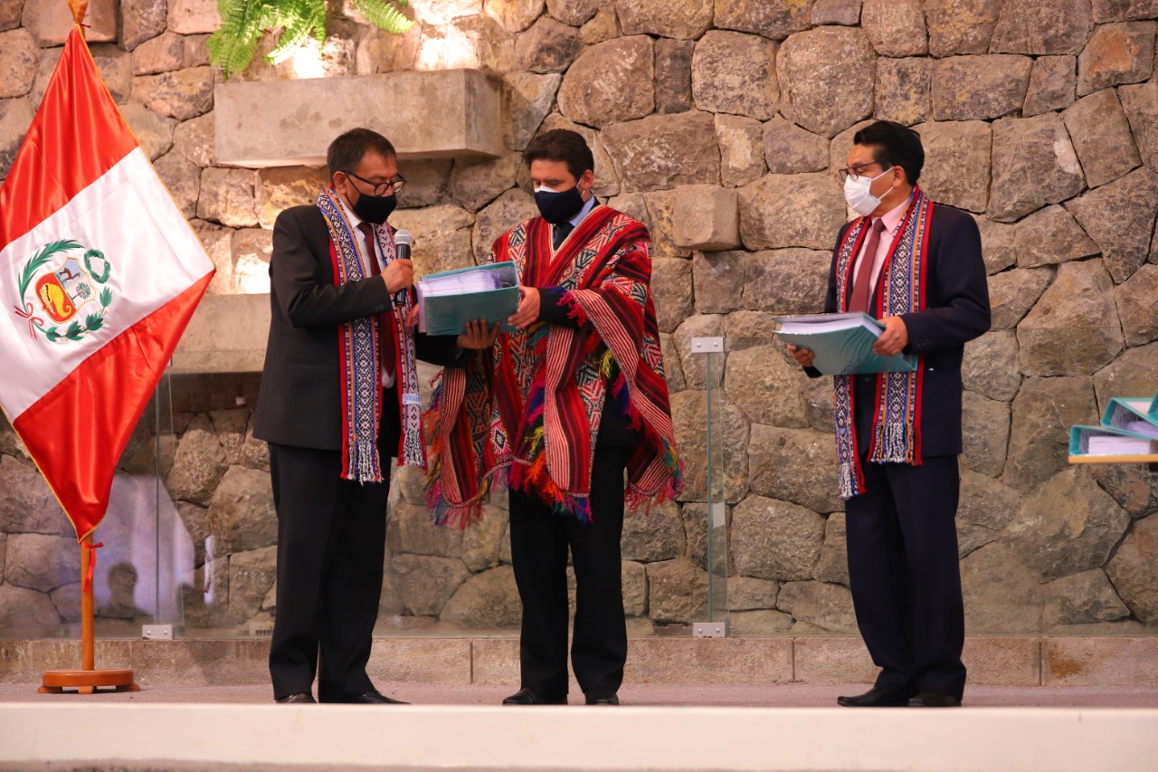 Documentación sobre el nuevo proyecto de agua para Cusco fue entregado al alcalde Víctor Boluarte. Foto: SedaCusco