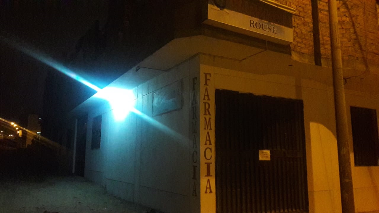 Delincuentes lanzan explosivo en una farmacia en Trujillo
