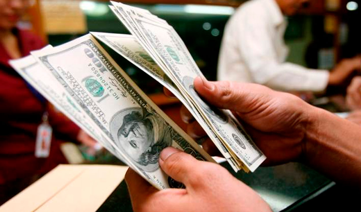El precio del dólar oficial es chequeado tanto por compradores como por comerciantes. Foto: EFE
