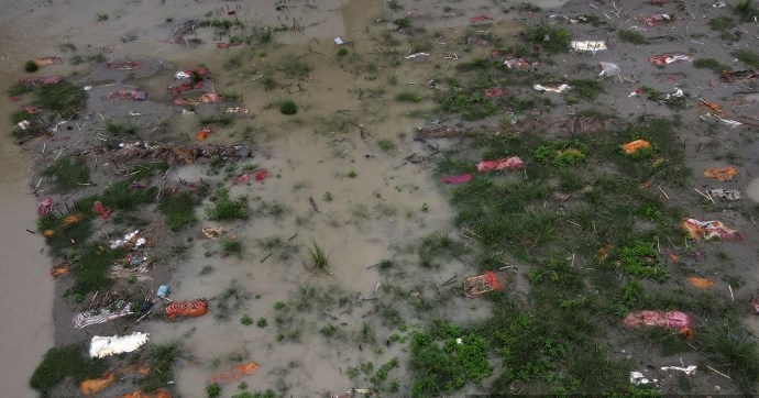 Crecida de río en India deja flotando cientos de cuerpos sepultados en segunda ola