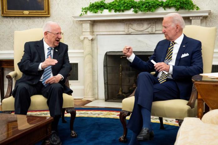 Biden se reunió en la Casa Blanca con su homólogo israelí, Reuvén Rivlin, quien visitó la capital estadounidense en un viaje de despedida antes de ceder el poder el día 9 de julio a Isaac Herzog. Foto: Hola News