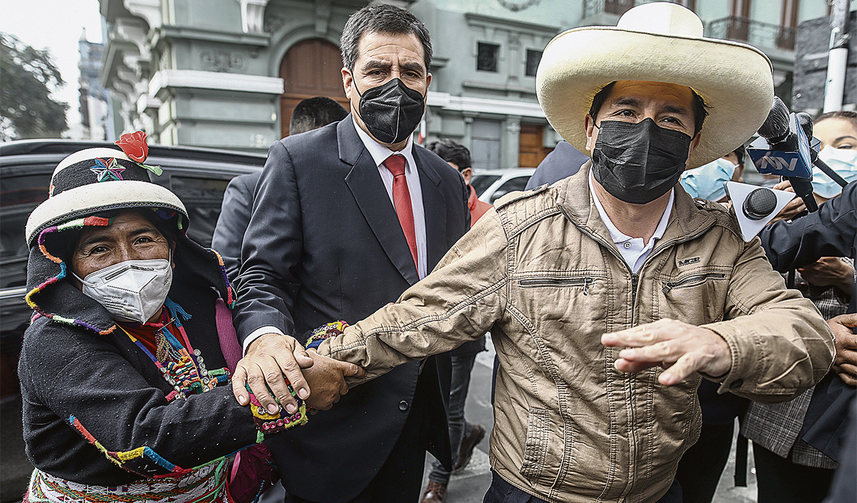 Visita. Ayer Pedro Castillo escuchó las denuncias de la delegación de Chalhuahuacho, Apurímac, contra minera Las Bambas. Foto: Aldair Mejía/La República