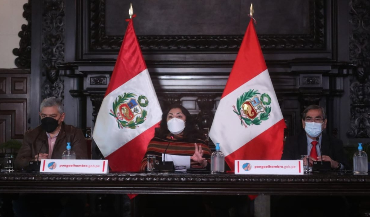 La titular de la Presidencia del Consejo de Ministros, Violeta Bermúdez, junto a los ministros José Elice (Interior) y Óscar Ugarte (Salud). Foto: PCM