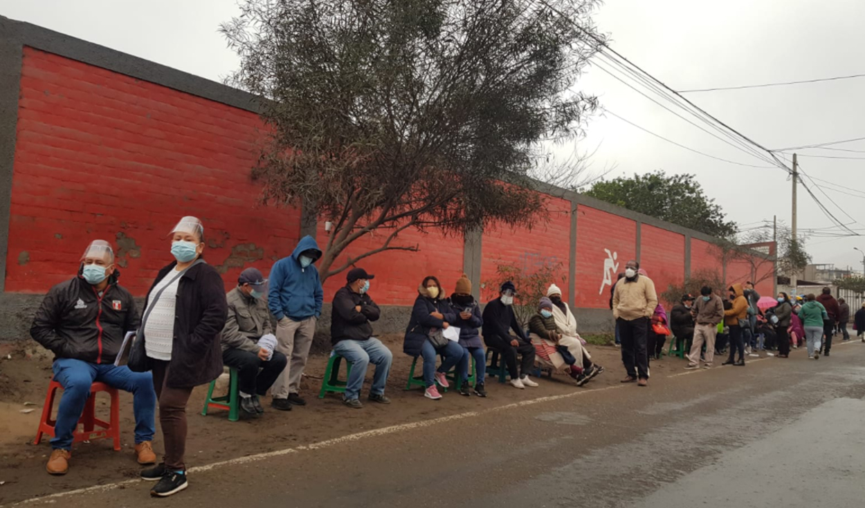 Adultos tuvieron que llevar sillas, mantas y bolsas para cubrirse de la lluvia mientras esperaban su turno. Foto: Gianella Aguirre / URPI-LR