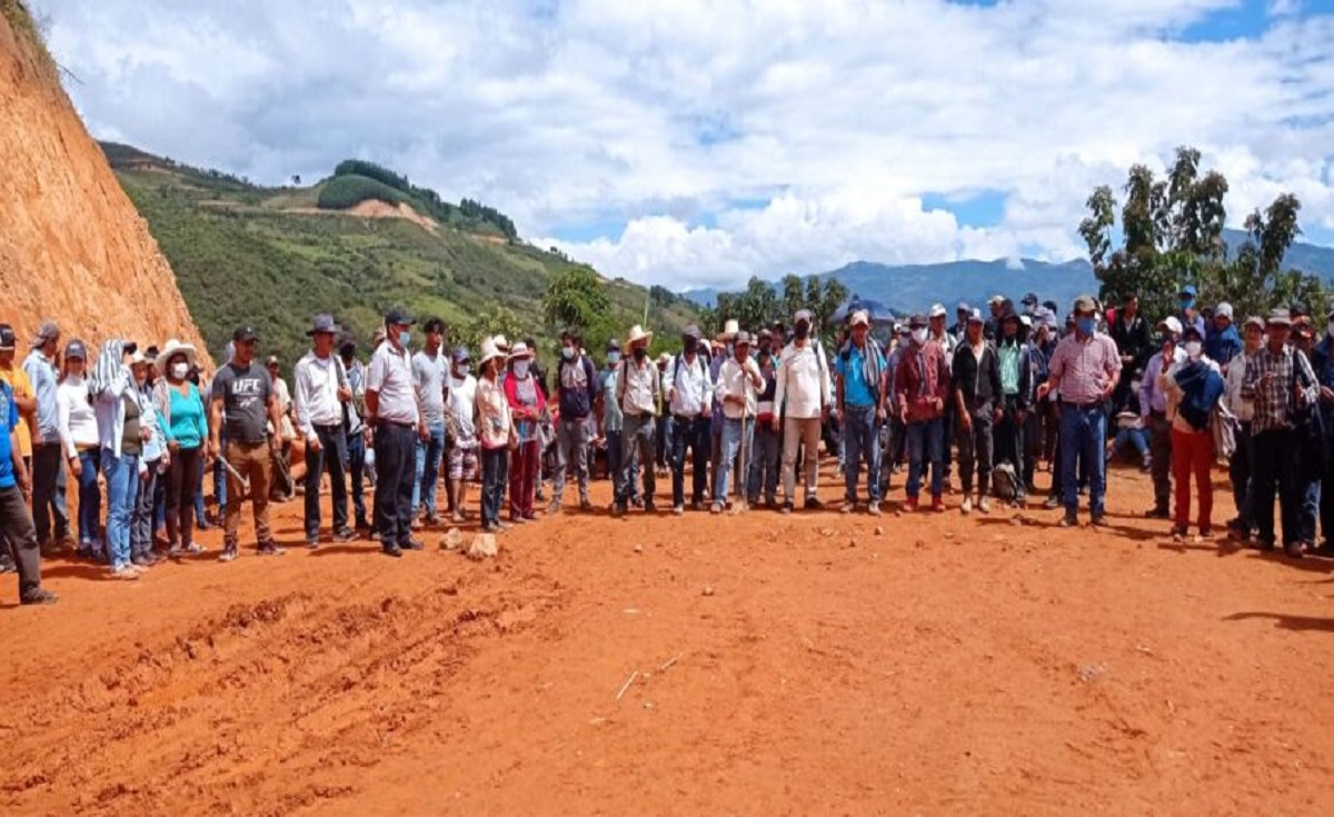 Pobladores denuncian daños en cultivos por parte de empresa constructora. Foto: Cutivalú.