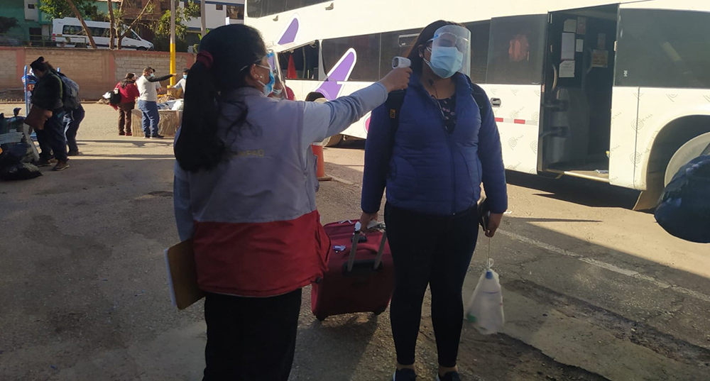 Personal de tópico del terminal se encarga de tomar la temperatura a los usuarios, apenas descienden del bus. Foto: Municipalidad de Cusco