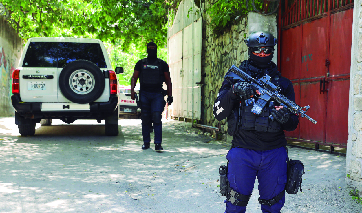 La policía tiene bajo su control todos los accesos al barrio de Pelerín, donde se encuentra ubicada la residencia del fallecido presidente. Foto: VALERIE BAERISWYL / AFP
