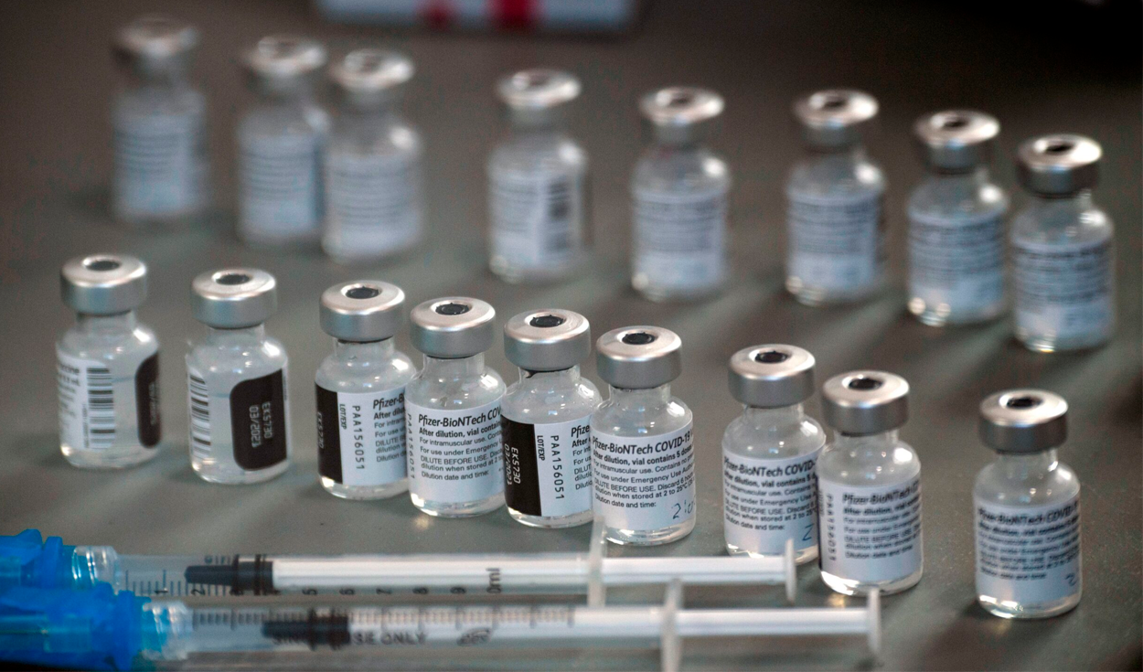 Por mayor precaución, las farmacéuticas también están desarrollando una vacuna específica para Delta. Foto: AFP