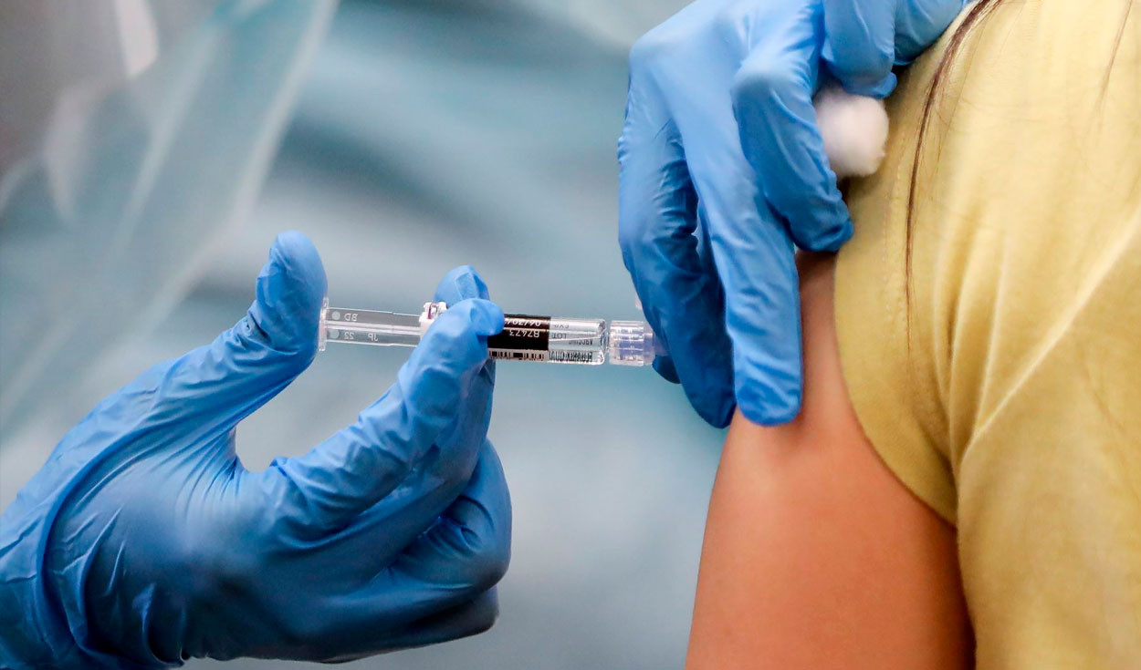 La mujer, de 45 años, no se inmunizó por miedo a los efectos secundarios de la vacuna anti-COVID-19. Foto: AFP