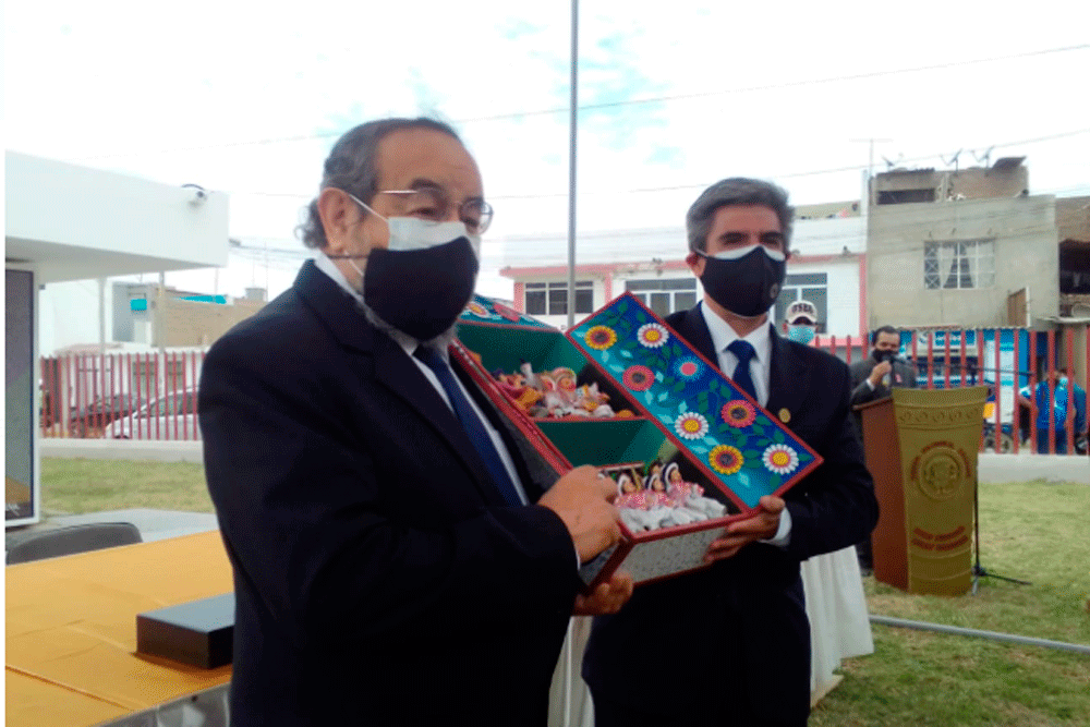 En la ceremonia, Walter Alva (izquierda) señaló que seguirá aportando a la cultura. Foto: difusión