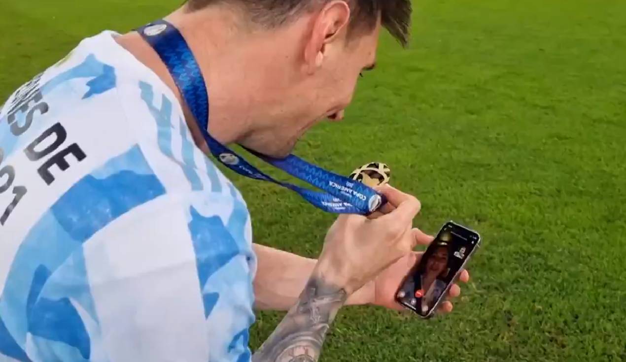 Lionel Messi se dio un tiempo para llamar a su familia. Foto: Copa América