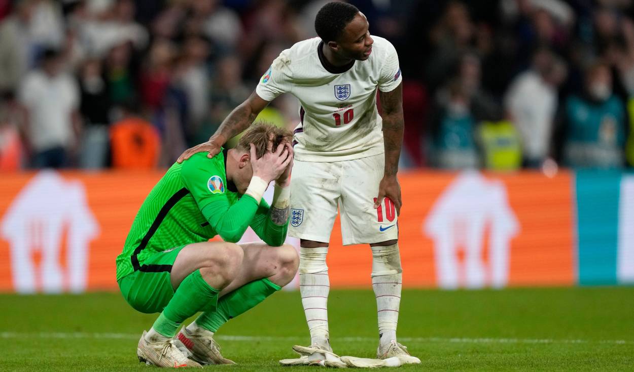 Sterling consolando al portero Pickford luego que Inglaterra perdió la tanda de los penales ante Italia. Foto: Twitter England