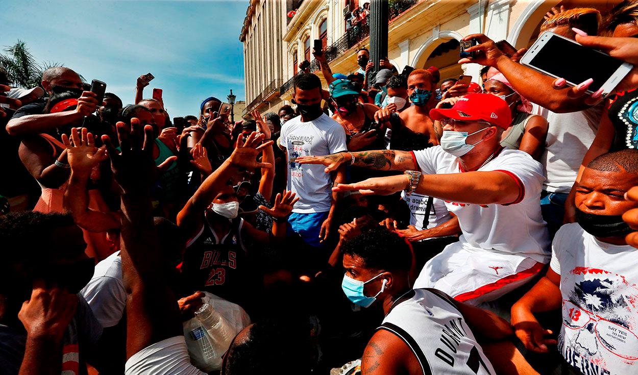 El cantante y compositor cubano Yomil (i) se unió a las protestas en Cuba, donde también hubo movilizaciones en favor del Ejecutivo cubano. Foto: EFE