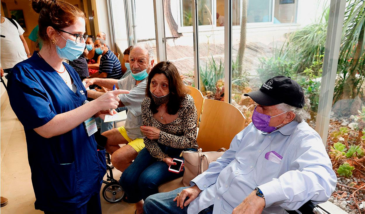Pacientes esperan por una dosis de la vacuna Pfizer en una clínica de Israel. Foto: AFP
