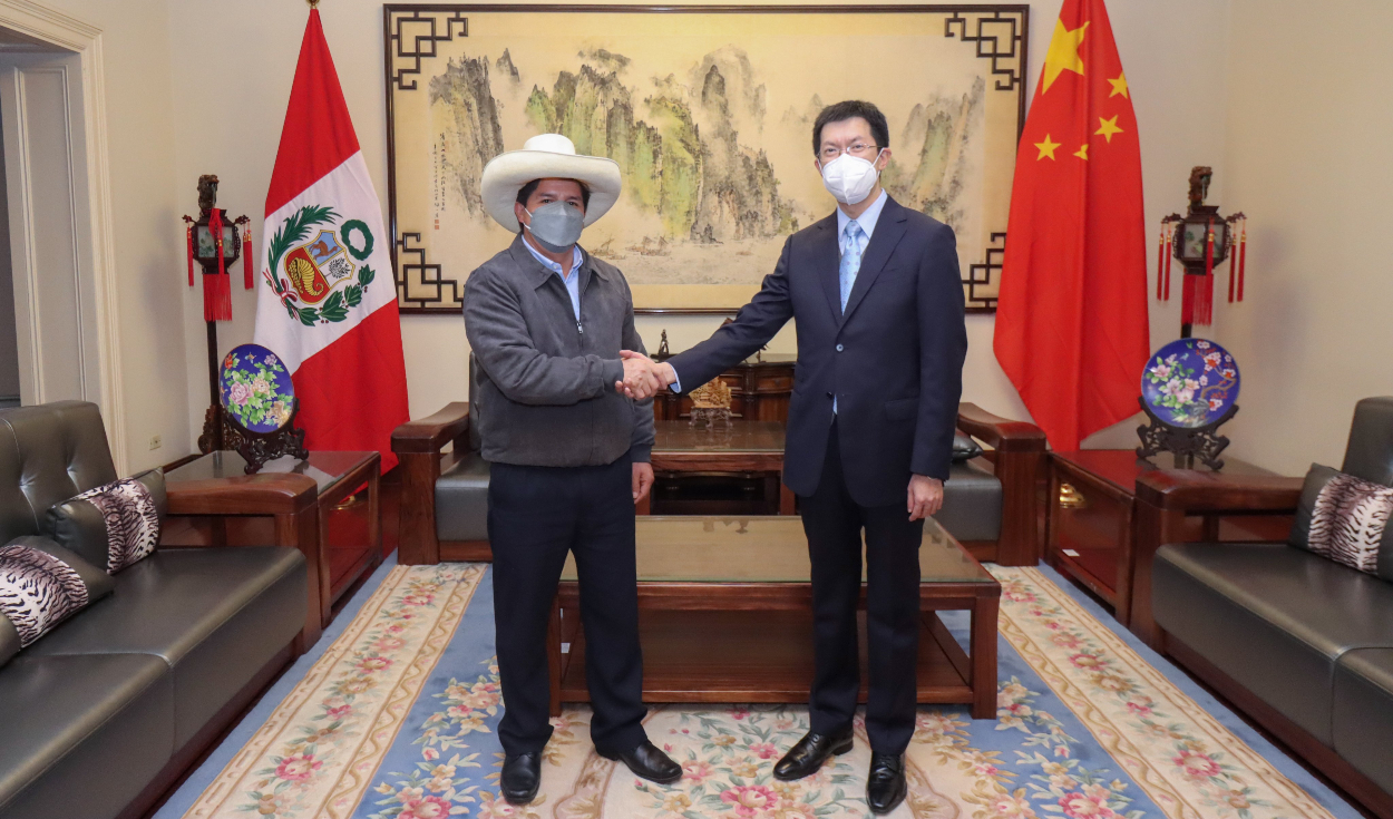 Castillo junto al embajador Liang Yu. Foto: Twitter de Pedro Castillo