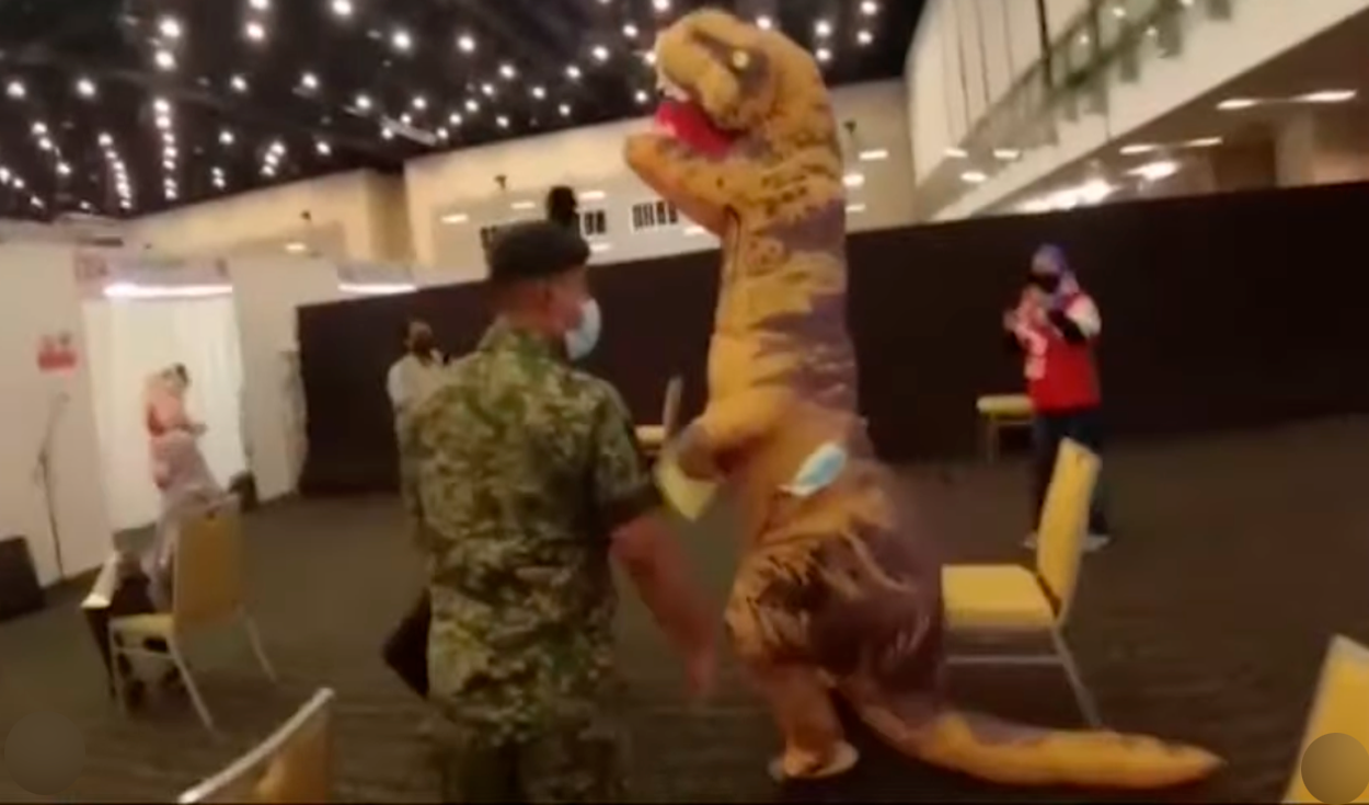 El hombre sorprendió a médicos y asistentes al llegar disfrazado de T-Rex. Foto: captura de YouTube/El Mundo