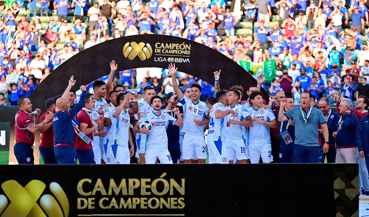 Cruz Azul, de Juan Reynoso, festejando el título de Campeón de Campeones 2021. Foto: Cruz Azul