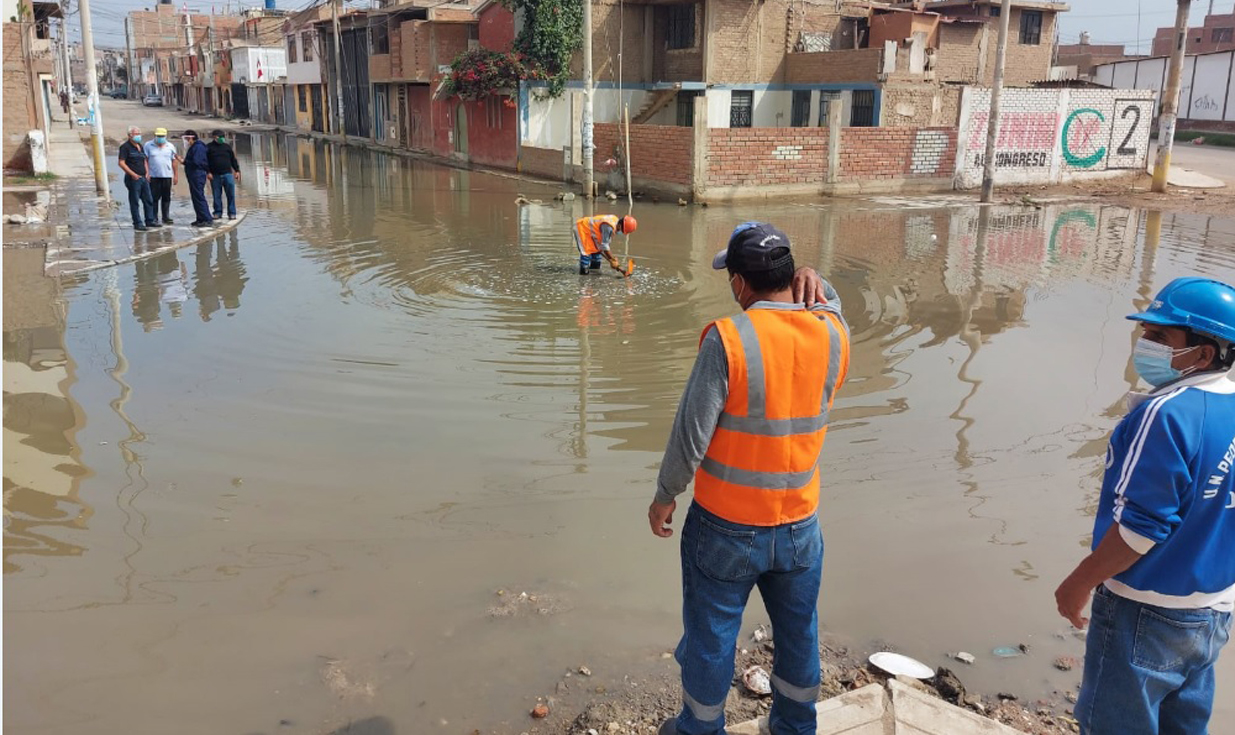 Chiclayo: vecinos no pueden salir de sus casas por colapso de redes de desagüe