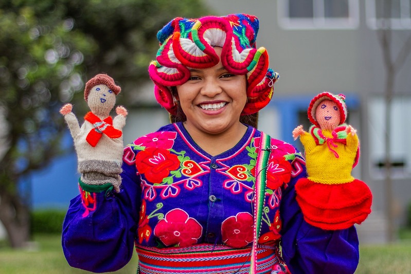 Puno: joven docente ayuda a preservar la lengua aimara en niños y sus padres