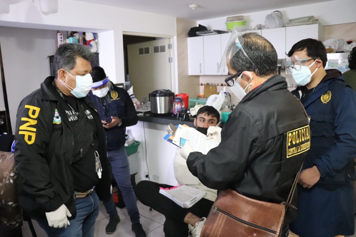 Los agentes de la Policía ingresaron a una vivienda de quienes prestaron sus cuentas para recibir vía depósito el dinero ilícito. Foto PNP