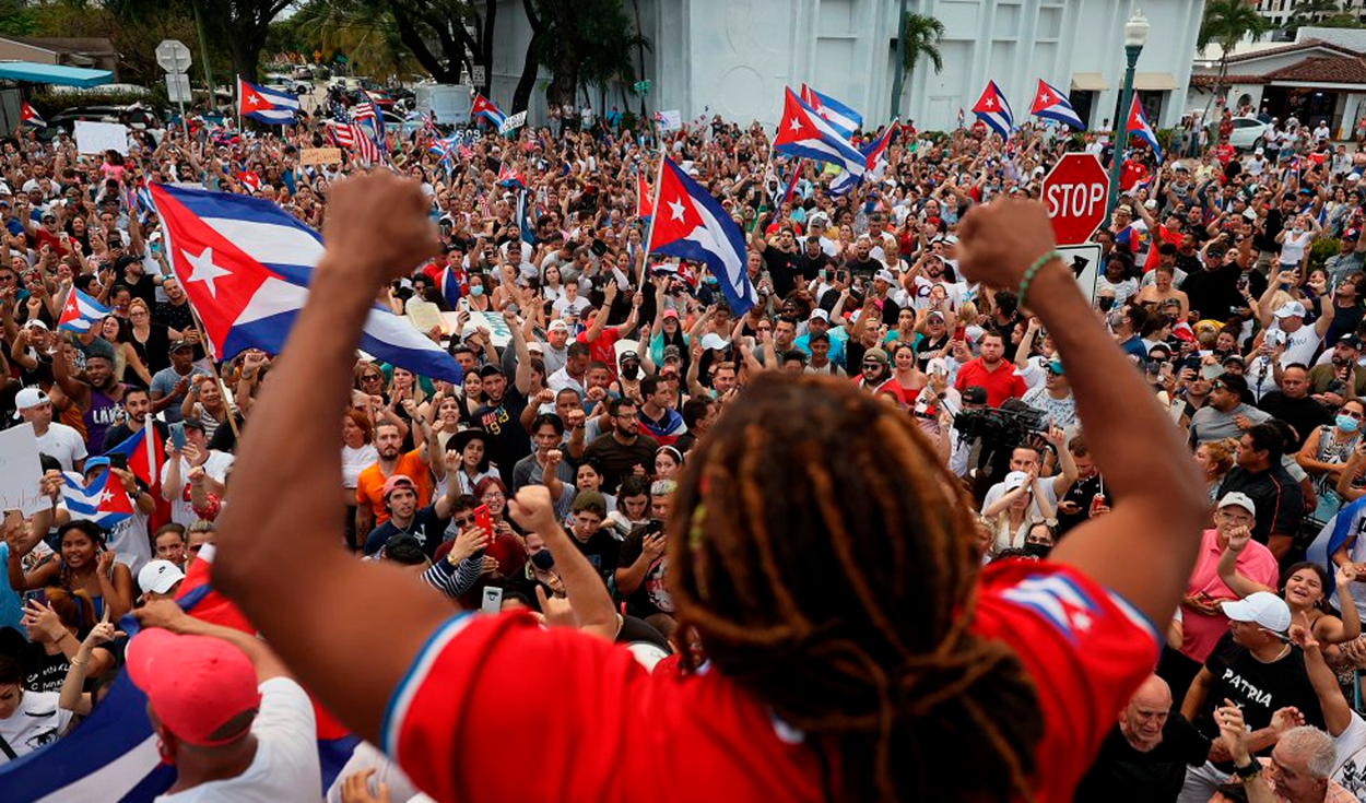 Al grito de “abajo la dictadura”, miles de cubanos protestaron en más de 40 ciudades el 11 y 12 de julio. Foto: AFP