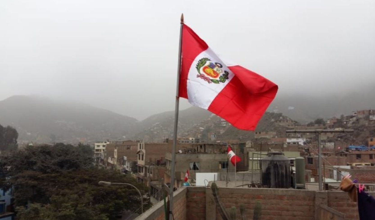 En Cercado de Lima, el izamiento de la bandera es obligatorio desde el 15 al 31 de julio. Foto: difusión.