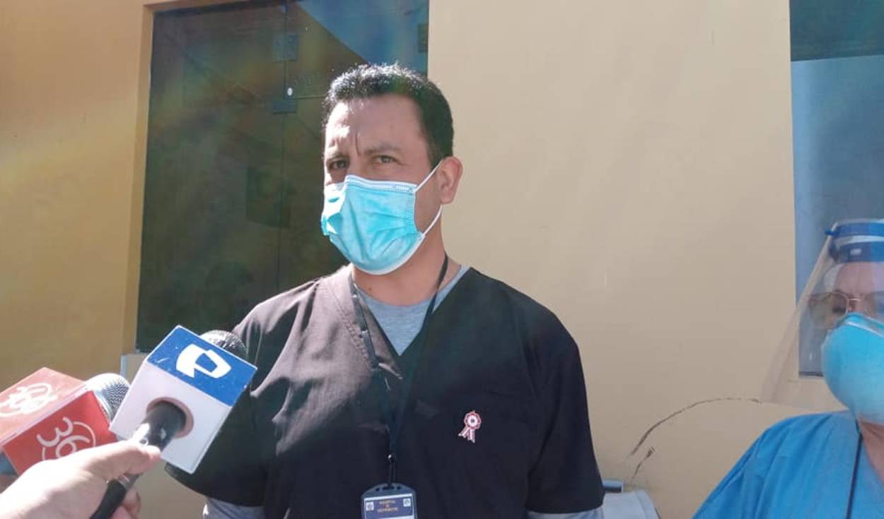 El Dr. Ramiro Pérez, jefe del Departamento de Emergencia informó estado del paciente. Foto: Hospital Goyeneche