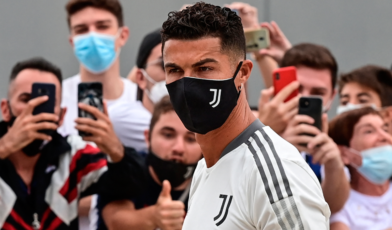 Cristiano Ronaldo fue recibido por infinidad de hinchas en su regreso al centro de entrenamiento del Juventus. Foto: AFP