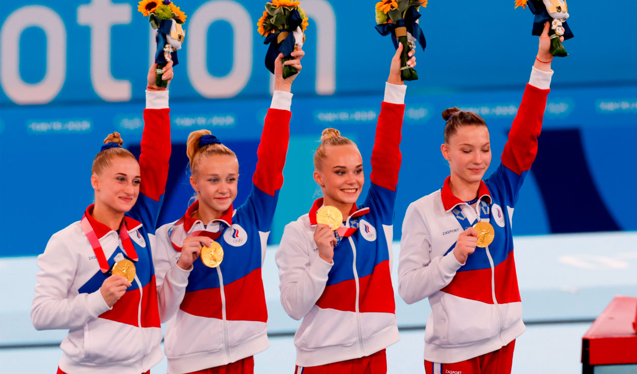 Las gimnastas de Rusia celebran su primer puesto en Tokio 2020. Foto: EFE