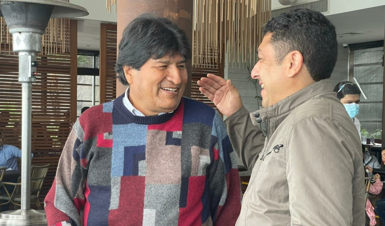 El exmandatario de Bolivia justo al legislador de Perú Libre. Foto: Twitter de Guillermo Bermejo
