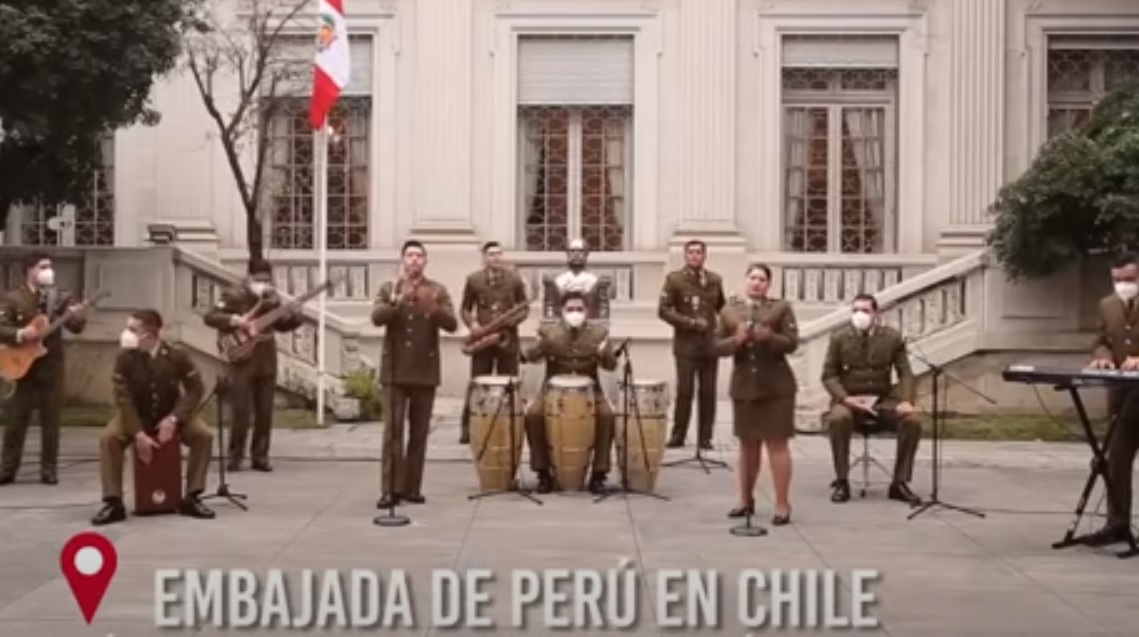 Carabineros de Chile saluda al Perú. Foto: TV Carabineros