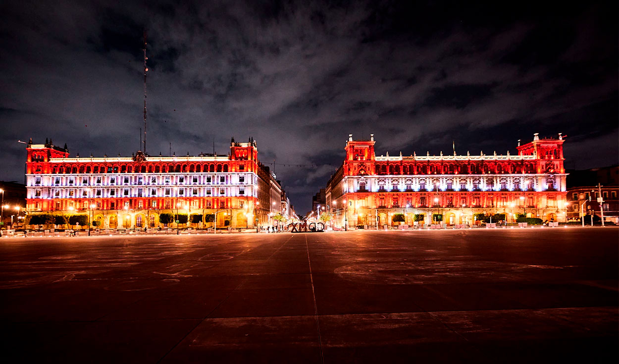 Los colores patrios iluminaron la Plaza de la Constitución por el bicentenario. Foto: Cancillería del Perú