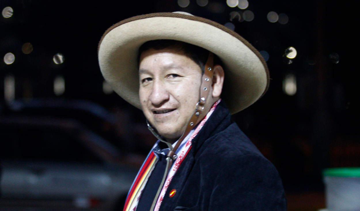 Guido Bellido Ugarte juró 'por la lucha contra la corrupción y el trabajo para nuestros pueblos peruanos'. Foto: GLR