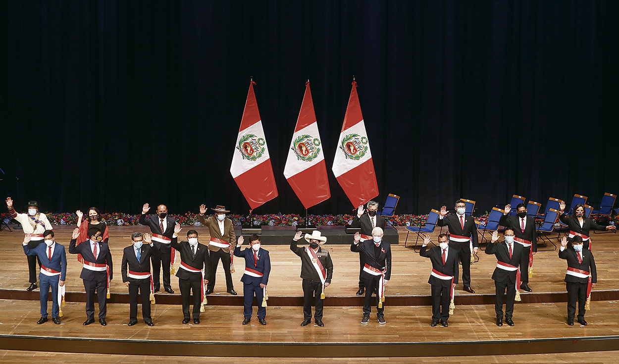 Incompleto. Anoche, 16 ministros juraron en el Gran Teatro Nacional. Faltan dos carteras. Solo hay dos mujeres en el equipo. Foto: Sepres