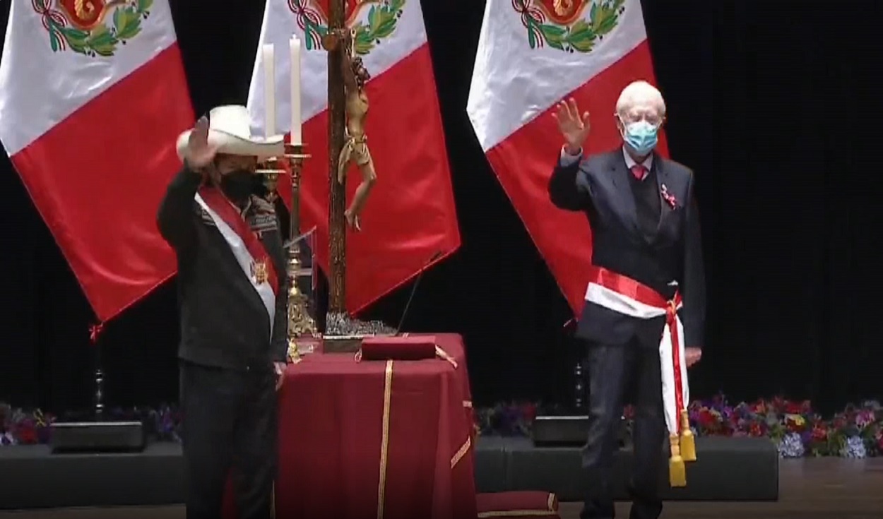 Pedro Castillo juramentó a Héctor Béjar y al resto del Consejo de Ministros en el Gran Teatro Nacional. Foto: captura de EFE