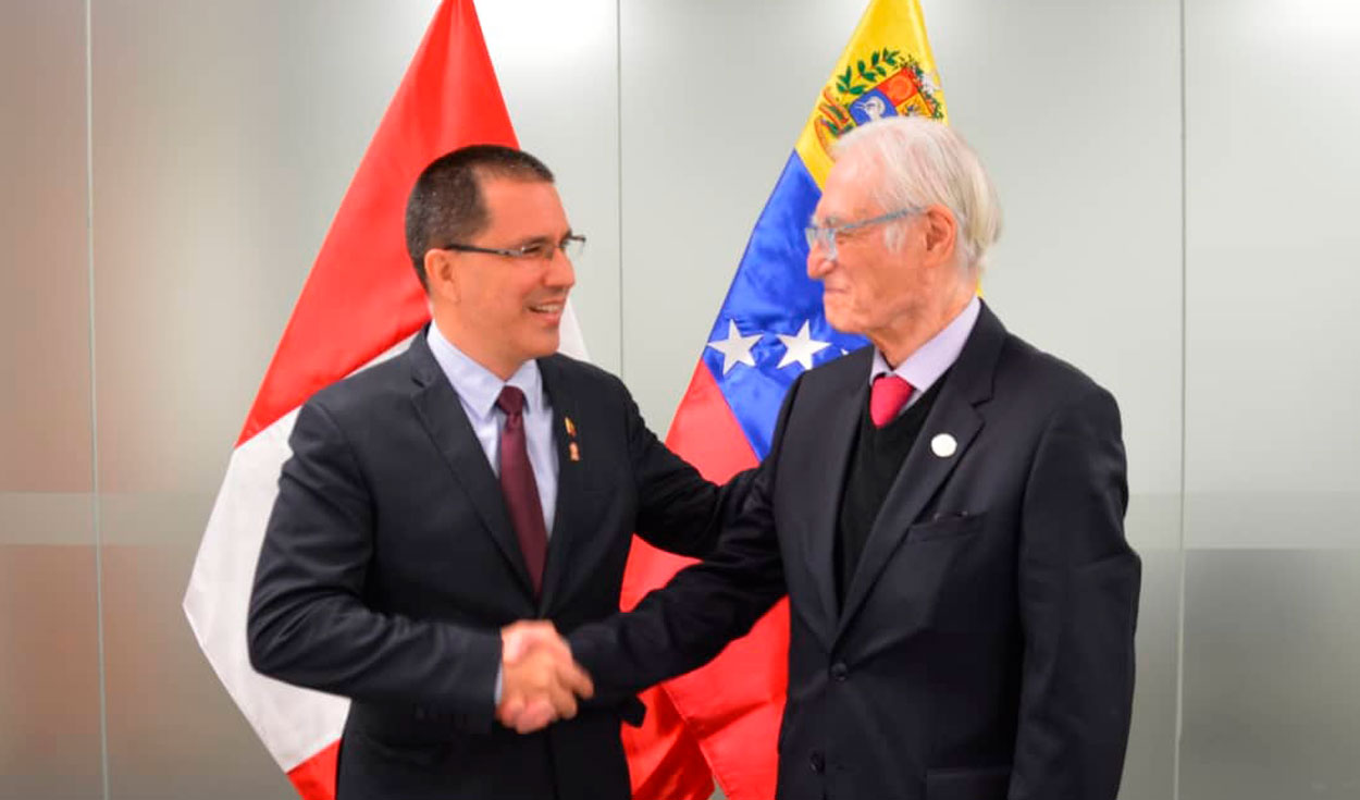 Jorge Arreaza durante la reunión con Héctor Béjar. Foto: @jaarreaza/Twitter