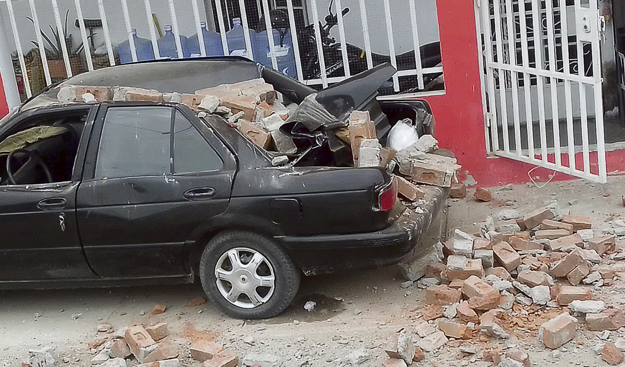 Daños materiales. A la hora del sismo, felizmente este auto estaba sin pasajeros. Quedó con ladrillos encima. Foto: difusión